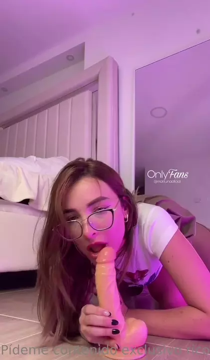 Mari Luna se divertindo com um vibrador enorme na hora de se agradar